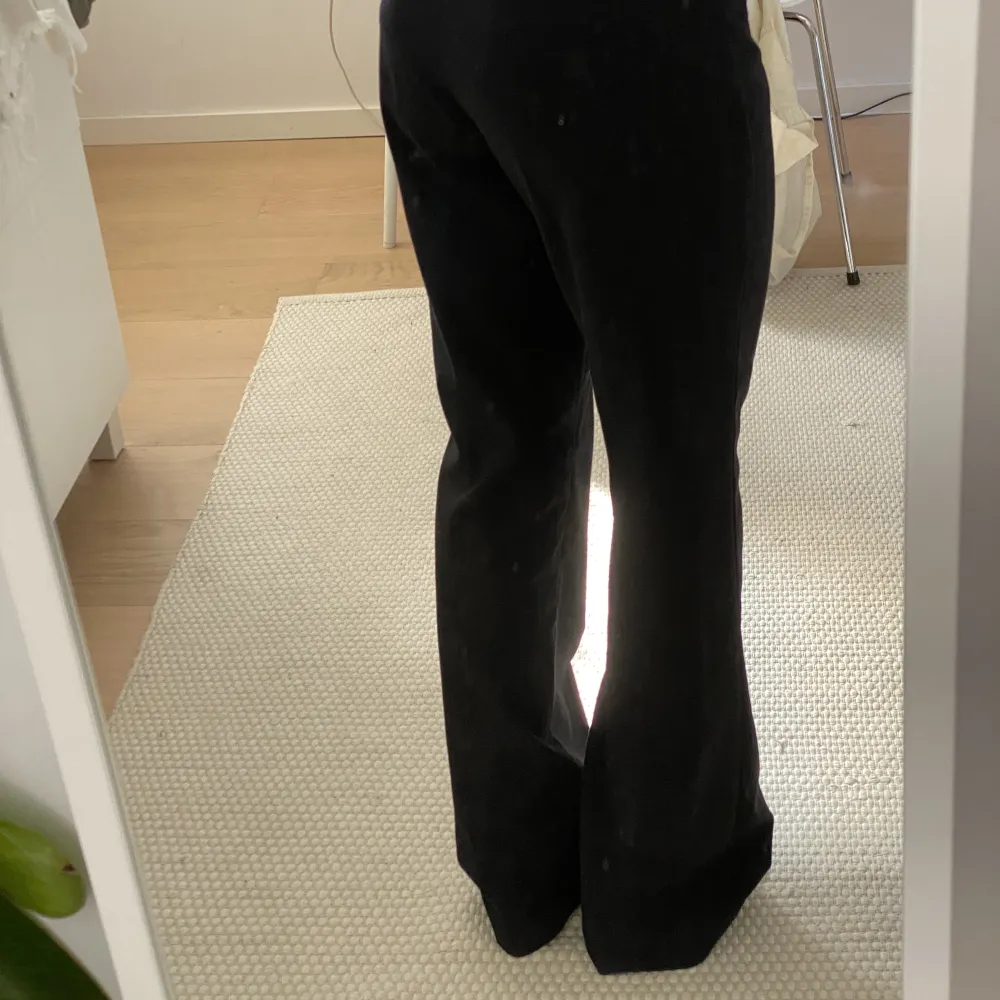 Svarta lågmidjade/ midwaist kostymbyxor.  Midjemått: 79cm. Innerbenslängd: 86cm  Fraktar för 60kr eller möts upp i Lund . Jeans & Byxor.