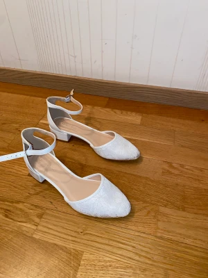 Vita klackar  - Vita klackskor med låg klack från Zalando. Aldrig använda eftersom att dom var för små på mig men dom är jättefina!