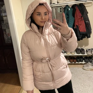 Ljusrosa vinterjacka Hm - Storlek S, är i fint skick förutom lite foundation fläckar på insidan av kragen. 