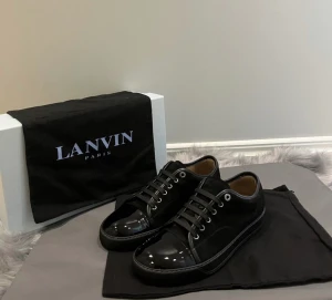 Lanvin - Säljer mina lanvin då de inte kommer tills användning. Skorna är använda i 2 veckor och har en liten defekt på toecap men inget som märks. Skorna är i storlek 7 och motsvarar 41-42. Kan även ta byten mot Valentino rockrunner/open/flycrew