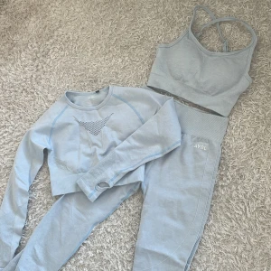 Träningsset AYBL - Träningsset i nyskick från AYBL med tights, sporttopp och långärmad tröja. Samtliga delar är i storlek S. 200kr för allt tillsammans. 💖