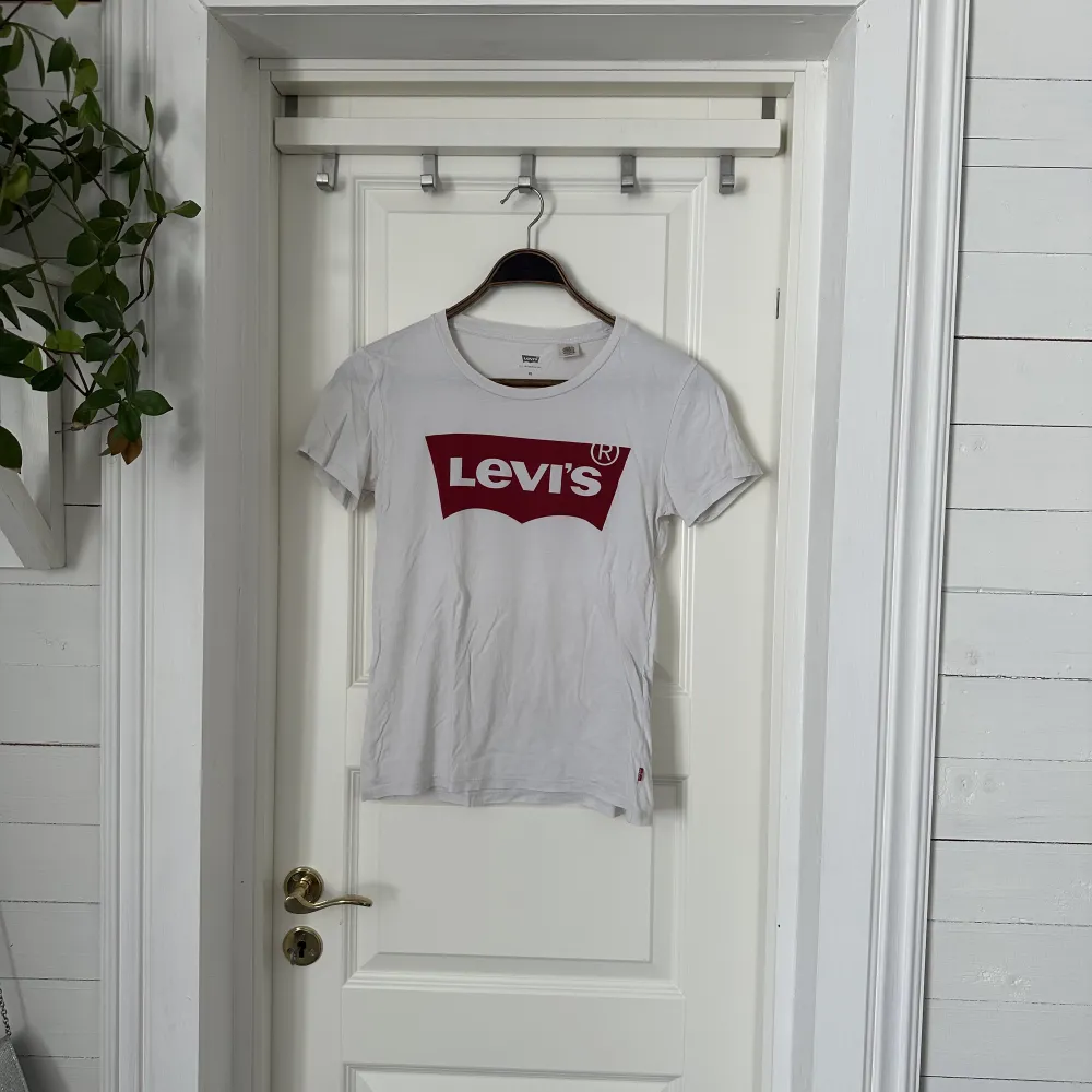 Denna Levi’s t-shirt köpt från Carlings i Borås för 319kr säljer jag nu för 190kr inklusive frakten!☺️. T-shirts.
