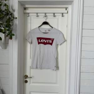 Denna Levi’s t-shirt köpt från Carlings i Borås för 319kr säljer jag nu för 190kr inklusive frakten!☺️