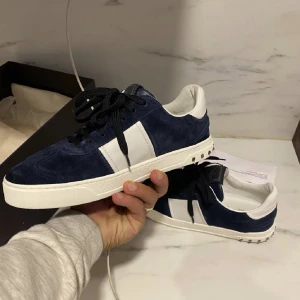 Valentino garvani - Valentino garvani storlek 41 skick 5/5 inga byten kvitto o box medföljer