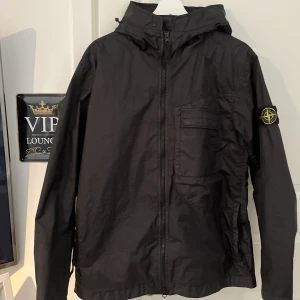 Stone island membrana 3L tc - Det är en galet snygg jacka till ett bra pris köpte den i slutet av sommaren och det har varit för kallt för att använda den så den har ba används 7-8 ggr.  Storlek L men passar även M. Inga defekter alls. 8000kr ny pris. Kan tänka mig byten. Köptes på NK