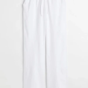 Linnebyxor  - Säljer ett par vita linnebyxor från H&M i storlek XS, passar de som är 162 cm eller kortare💗