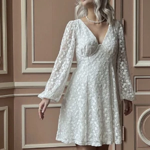 Klänning - Säljer denna jättefina klänning från Gina som är helt slutsåld. Aldrig använd, alla prislappar kvar.