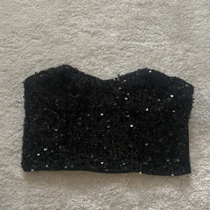 Glittrig festtopp - Säljer min glittriga Festtopp från shein som tyvärr har blivit för liten vid brösten. Den passar en person med mindre byst. Den är skitsnygg och glittrar mycket. 