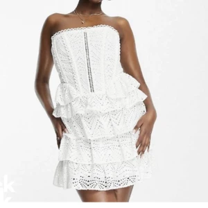 Vit miniklänning  - Säljer denna fina klänning från Asos då den inte kommer till användning, nyskick. Perfekt till studenten/sommaren🤍