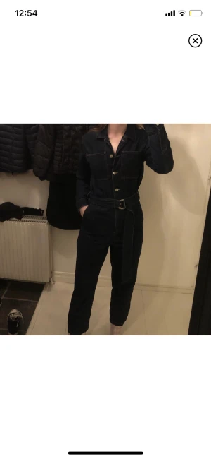 Nakd jumpsuit  - Jeans jumpsuit ifrån nakd i en mörk blå färg, använd 3 gånger max i storlek s, säljer för 150kr, köparen står för frakt 