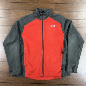 The North Face Fleece Tröja - Snygg vintage fleece tröja i storlek M! Bara att skriva om du undrar över något🙏