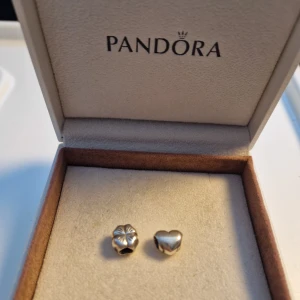 2 st pandora berlocker - 2 st pandora berlocker. Ett fyrklöver och ett hjärta.