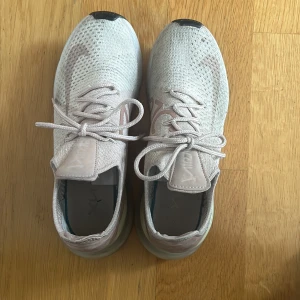 Nike air max  - Nike air max sneakers i storlek i 36.  Använda men i gott skick. Släng in dom i tvättmaskinen blir de som nya ❤️ Ordinatie pris ca 2000 kr 😮‍💨