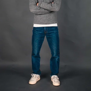 Levis 521 - Sköna levis vintage jeans, modellen är 175cm lång