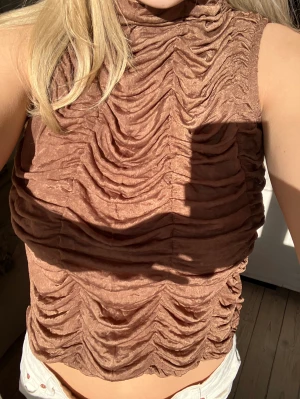 Festtopp  - Säljer denhär festliga bruna toppen då jag aldrig andvänder den kom privat för flera bilder 