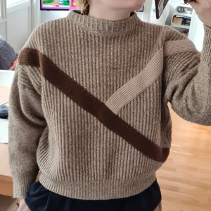 Brun stickad tröja - Storlek L, skön och väldigt mysig.