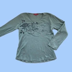 Långärmad tröja med tryck - Långärmad tröja med tryck. Trycket är i en mörkare blå färg och delar av det har glitter. Färg: Blå Material: 100% bomull med mycket stretch Om du har några frågor eller vill se mer bilder är det bara att skicka iväg ett meddelande:)