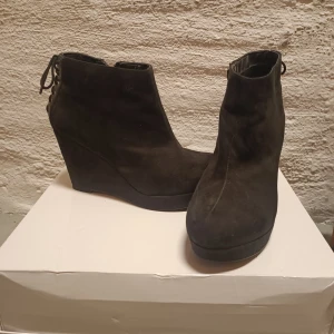 Skor - Finskor med kilklack. Snörning dör bak och dragkedja på insidan. Har lite skav på insidan av båda skorna. I använt skick 