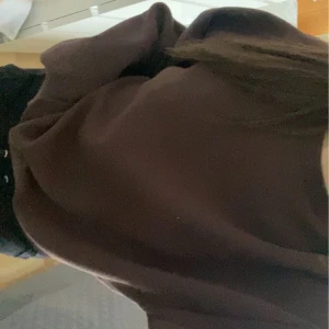 Tröja - Brun tröja ifrån Gina som inte längre kommer till användning, skulle säga att tröjan är lite mörkare i verkligheten:) frakt till kommer!