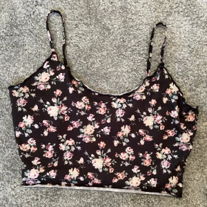 Sommar topp - Blommig sommartopp söt och i bra skick