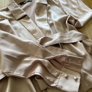 Blus från Gina Tricot  - Säljer blus från Gina Tricot  Storlek XS Använd få gånger Färgen är lite rosa