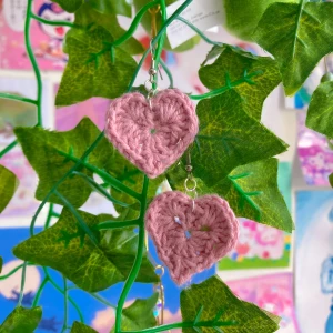 Handgjorda hjärtörhängen  - Egenvirkade rosa hjärtörhängen❤️ Pris är 60kr paret och frakten är gratis!❤️ 