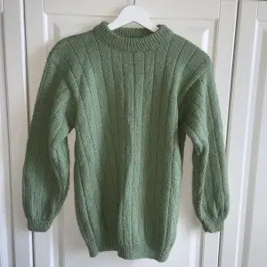 Hemmastickad tröja i en jättefin grön färg och med fint mönster. Skön - sticks inte. 