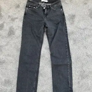 Oanvända junkyard jeans i modellen staple low storlek S