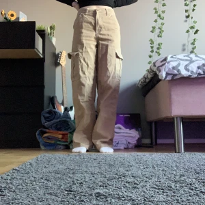 Cargo byxor high waisted  - High waisted cargo byxor från H&M (tror jag). Är i storlek S (tror jag) 