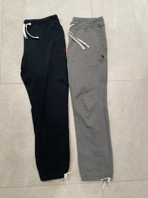Polo Ralp Lauren mjukisbyxor - Har två riktigt fina Ralph lauren mjukisbyxor. Väldigt sköna och sitter snyggt på en. Använda varsamt och skicket är väldigt bra på båda paren 8/10. Storlek M. 400kr/st