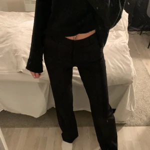 Madlady kostymbyxor  - Säljer nu dem populära kostymbyxor från madlady i modellen högmidjade med stråveck - sally eftersom dem börjar bli för små för mig. Dem är i storlek 34 och längd 36 vilket släpar i marken på mig som är ca 176. Nypris är 599kr, köparen står för frakten 💖