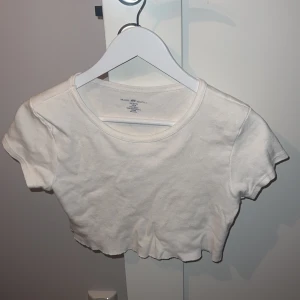 Croppad t shirt - Säljer denna croppad t shirt🤍🤍 den är i fint skick💓 hör av dig privat för fler bilder!!