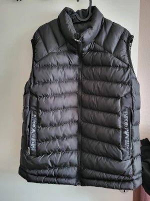 Säljtråd - Svart väst, storlek M/L, pris 400kr. Mörkgrå väska, knappt använd, pris 400kr. Svart/leo väska, knappt använd, pris 400kr.