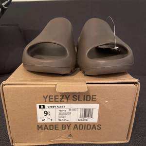 Helt nya yeezy slides kopior, exakt som riktiga. 