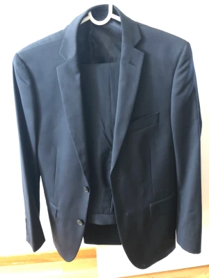 Kostym - Hej säljer en kostym använd endast 1 gång Jacka strl 48 Byxa 46