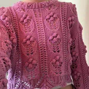 Stickad topp - Lilla/rosa stickad topp från GinaTricot. Stickad på så sätt att man behöver tex linne, skjorta eller tröja under. Väldigt fint mönster och spets med knottror! 
