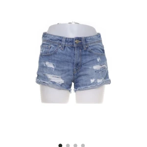 Lågmidjade Jeans Shorts  - Ett par supersnygga lågmidjade jeansshorts ursprungligen från stradivarius men köpta från sellpy i nyskick. Säljer då dom är lite små för mig