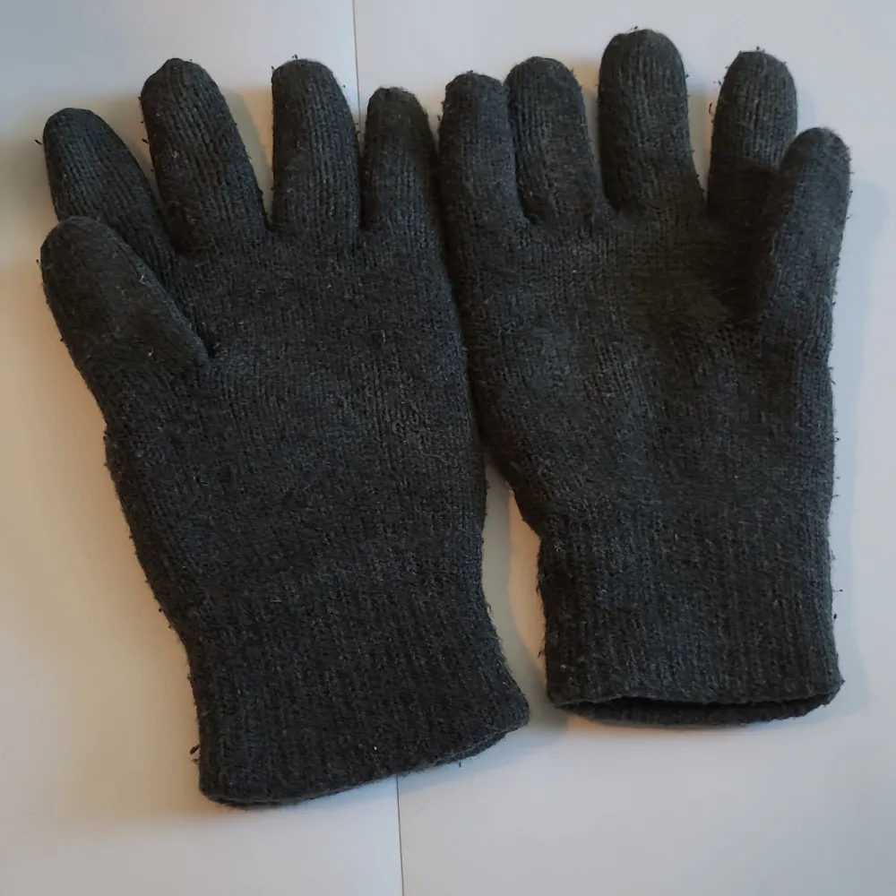 Size L lightly used and in good condition black gloves. Feel free to contact us in Swedish or English. Accessoarer.