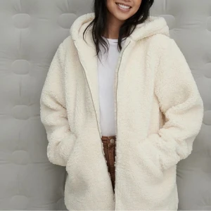 Teddyjacka  - Teddyjacka från NAKD. Köpt här på plick men säljes pga för stor för mig. Den är i bra skick, inga defekter. Nypris: 759kr 