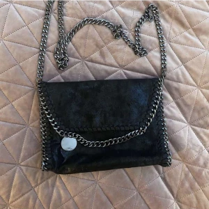 Fin handväska  - ” en fin söt väska som man får plats med allt med, inte jätteliten men bra storlek! Väldigt lik Stella mcartney ❤️”