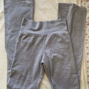 Priscilla pants  - Helt nya Priscilla pants från brandy melville i färgen Heather Grey💌 säljer då jag köpte fel färg. Oanvända med prislapp kvar. Storleken är i one-size, men jag som är 165 kan ha dom rätt perfekt
