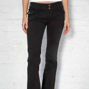 Agatha pants - Fina agatha pants från brandy melville, köpta här på plick men tyvärr för korta för mig. Saknar en knapp på ena fickan & sömmen längst ner på ena benet har lossnat, men är super enkelt att fixa! Annars i bra skick. 