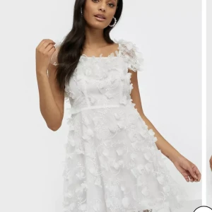 IDA SJÖSTEDT ”Fawn dress” - Säljer nu min älskade studentklänning från Ida Sjöstedt. Köptes för 3299kr. Storlek 42. Jag är 171 cm lång och den satt perfekt. Endast använd en gång. Det jag älskar med denna klänning är att banden går att som vanligt, men också off shoulder(Se bild 3)