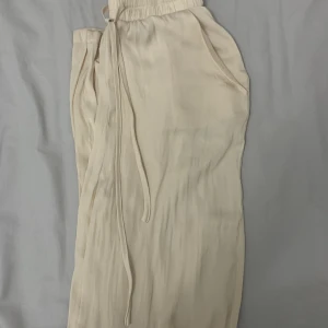 Linnebyxor  - Använt en gång men är för långa för mig trotts storleken så passar dem för mig som är vanligtvis en XS/S 