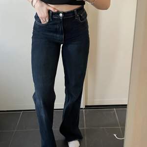 Mörkblåa Jeans ifrån Zara, långa på mig som är 169!! Säljer pågrund av att de sitter för tajt på mig i midjan.