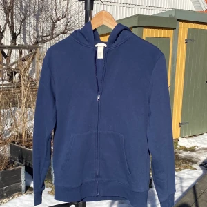 Basic zip från HM - Mörkblå zip. säljer för att den är för liten. Bra skick då den inte är använd så mycket. 