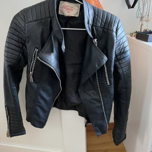Skinn jacka - Skinn jacka i storlek 38 men skulle säga att den passar 34-38💕