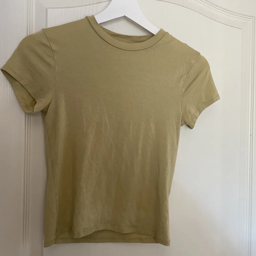AS skön tröja från adsgn perfekta basplagget ✌🏽 säljer för jag har 2 styckna! Jätte bra skick. T-shirts.