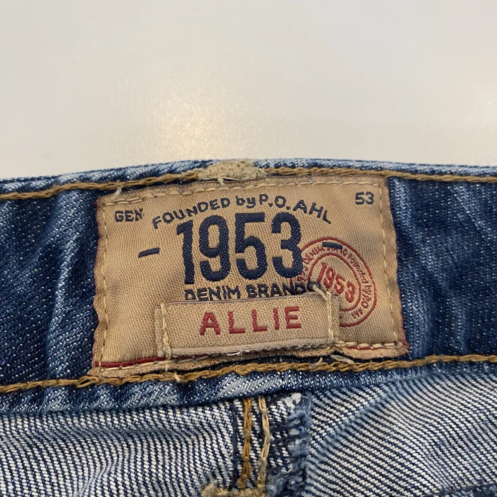 Säljer mina lågmidjade jeans efter som jag aldrig använder dom 💕Dom är i storlek 36! Om ni har några frågar så är de bara att skriva😊 ‼️klicka inte köp nu ‼️. Jeans & Byxor.
