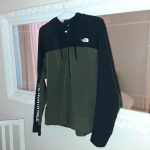 The north face, jacka, anorak, storlek S  - Använd cirka 2 gånger så i jättefint skick. Halv zip, storlek S (dam storlek) samt north face loggan på 2 ställen.